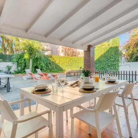 Escape To Salou! Pool, Barbecue & 5 Min Away Apartment