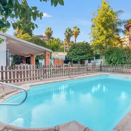Apartment Escape To Salou! Pool, Barbecue & 5 Min Away *