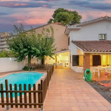 Apartment Escape To Salou! Pool, Barbecue & 5 Min Away *